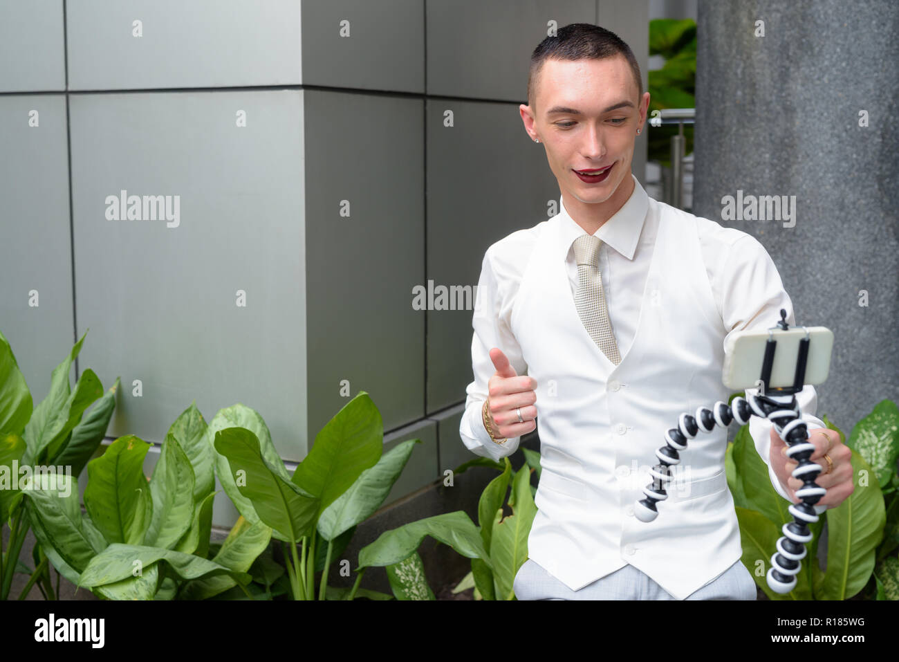 Young businessman wearing LGTB homosexuel androgyne lipstick Banque D'Images