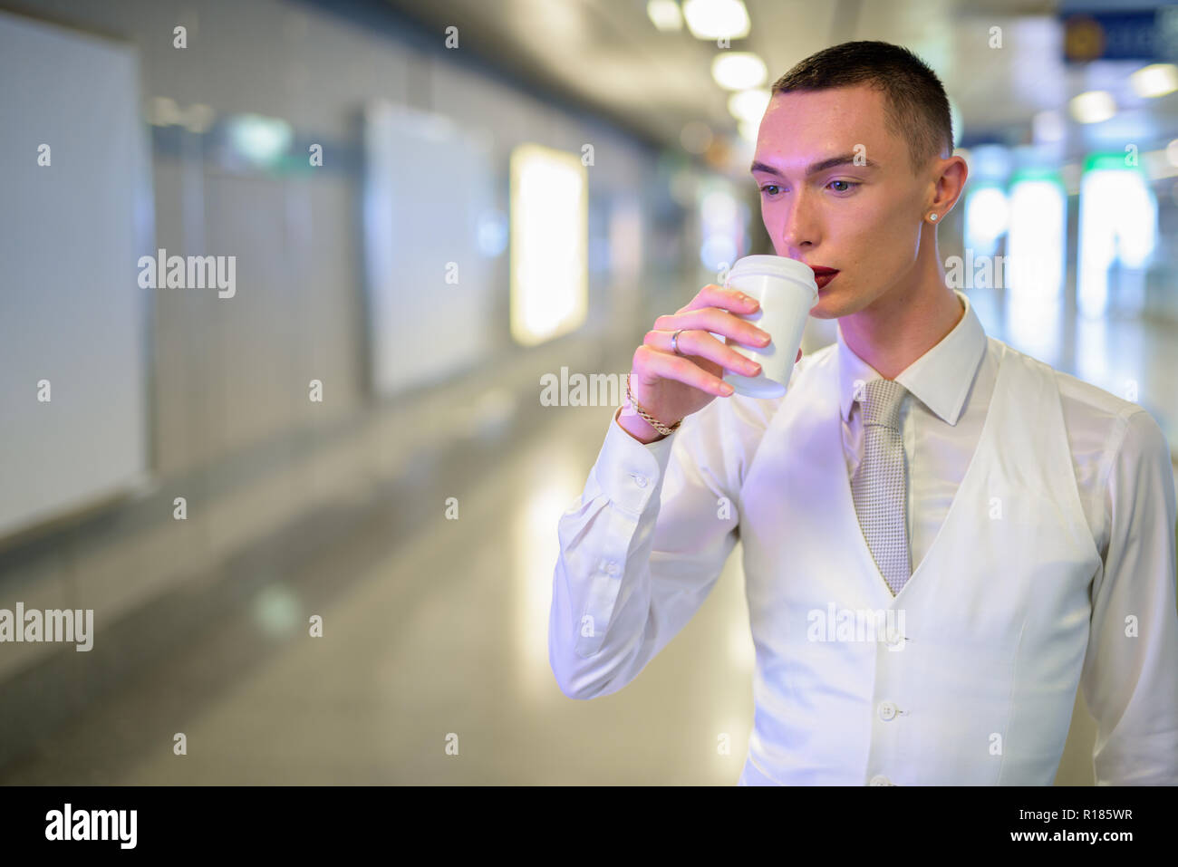 Les jeunes homosexuels androgyne LGTB businessman drinking coffee Banque D'Images