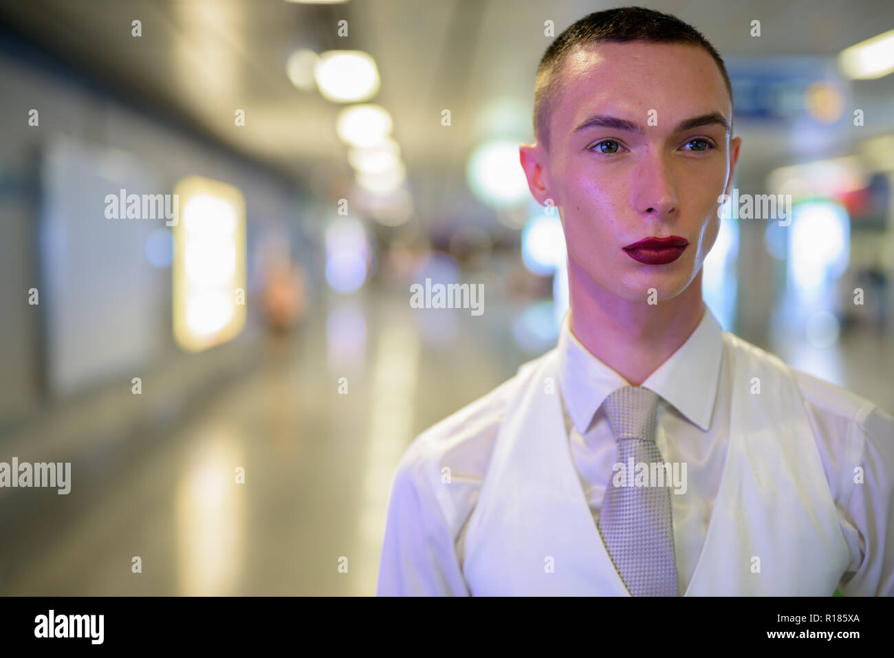 Young businessman wearing LGTB homosexuel androgyne lipstick Banque D'Images