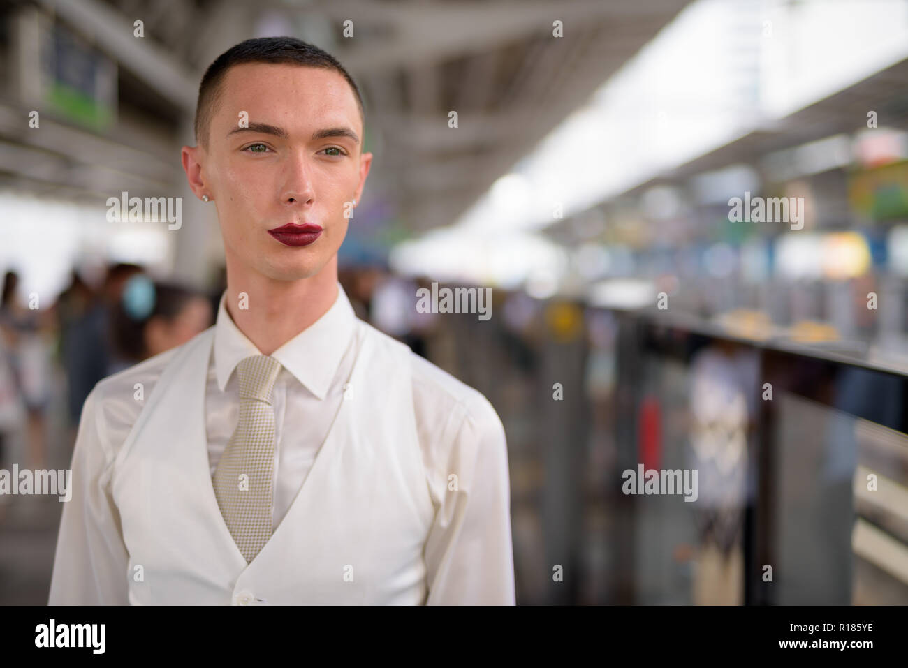 Young businessman wearing LGTB homosexuel androgyne lipstick Banque D'Images