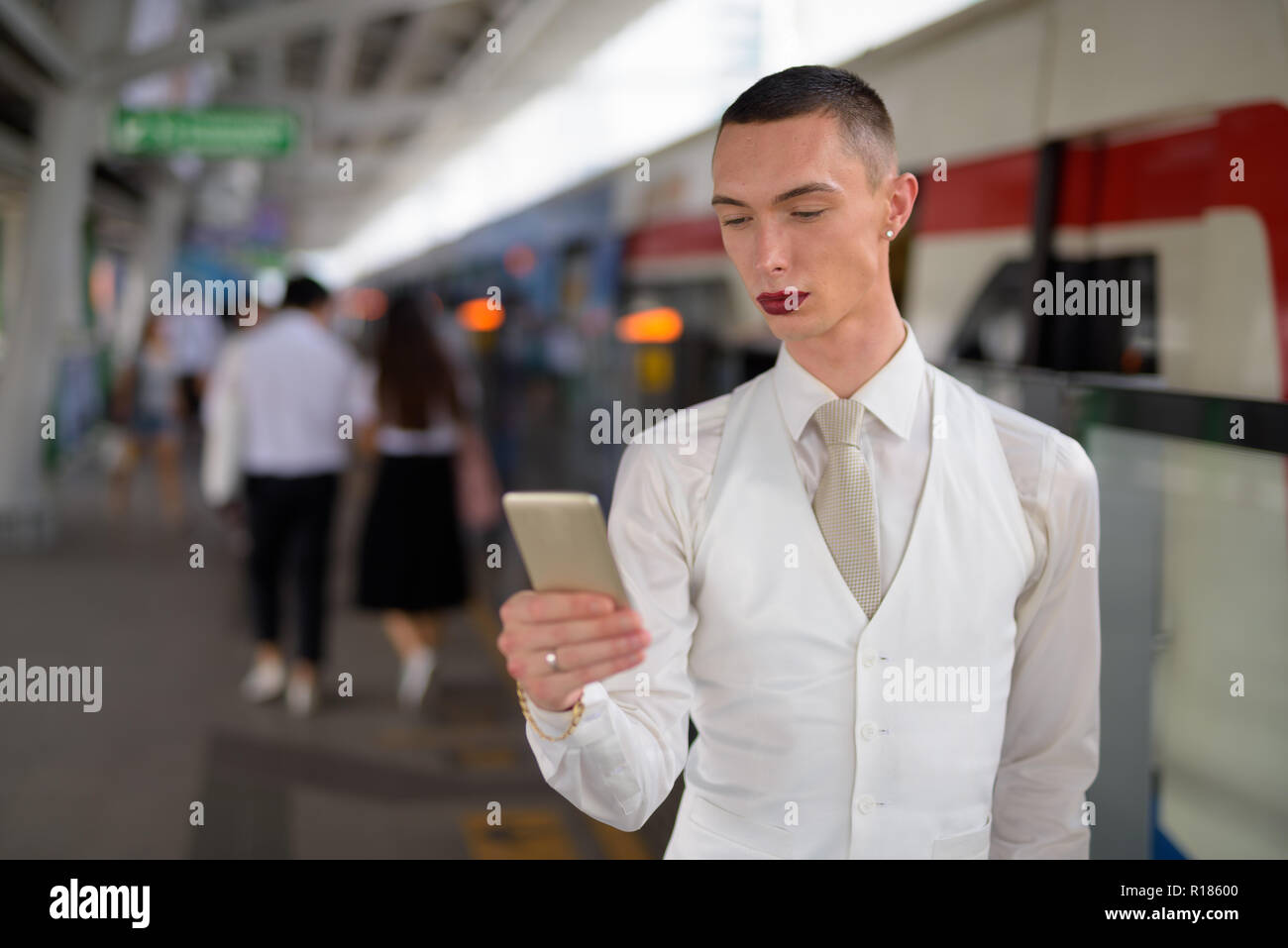 Young businessman wearing LGTB homosexuel androgyne lipstick Banque D'Images