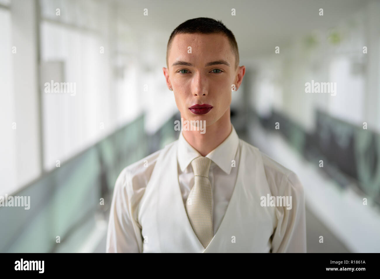 Young businessman wearing LGTB homosexuel androgyne lipstick Banque D'Images