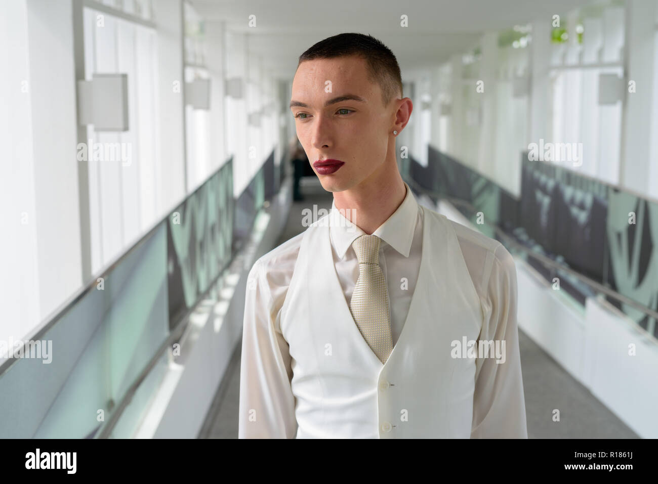 Young businessman wearing LGTB homosexuel androgyne lipstick Banque D'Images