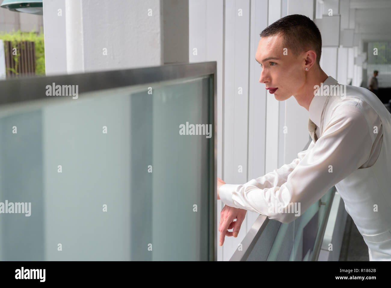 Young businessman wearing LGTB homosexuel androgyne lipstick Banque D'Images