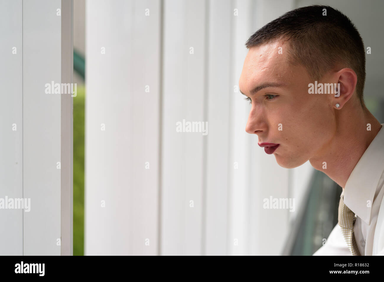 Young businessman wearing LGTB homosexuel androgyne lipstick Banque D'Images