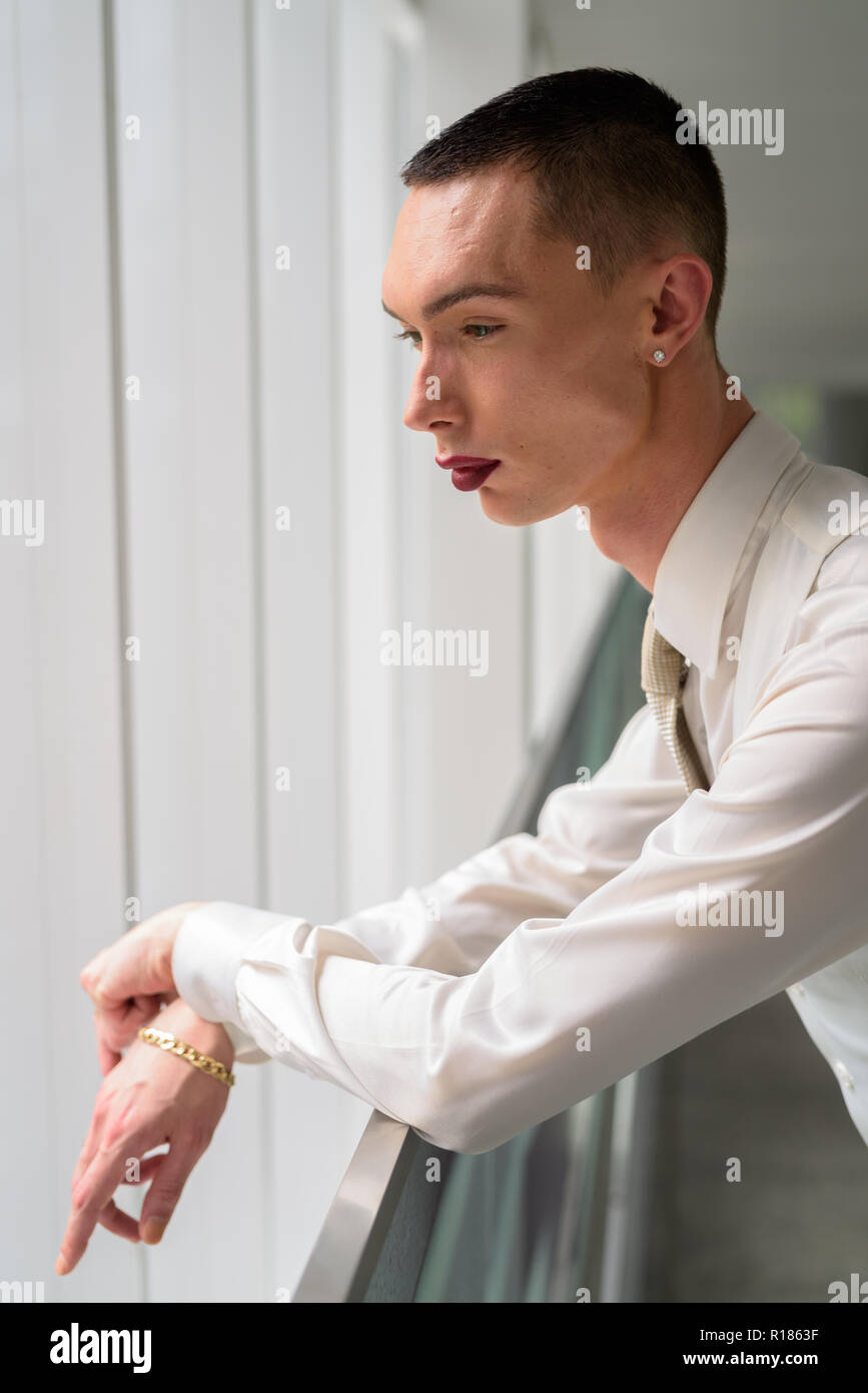 Young businessman wearing LGTB homosexuel androgyne lipstick Banque D'Images