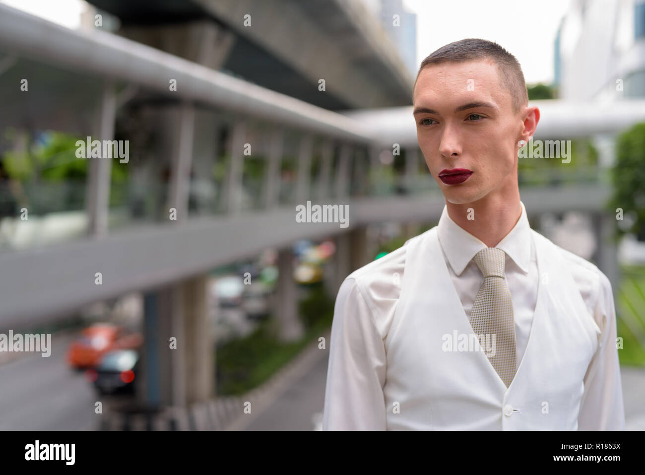 Young businessman wearing LGTB homosexuel androgyne lipstick Banque D'Images