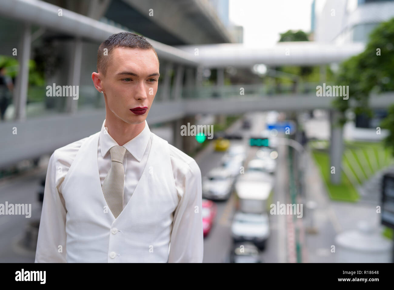 Young businessman wearing LGTB homosexuel androgyne lipstick Banque D'Images