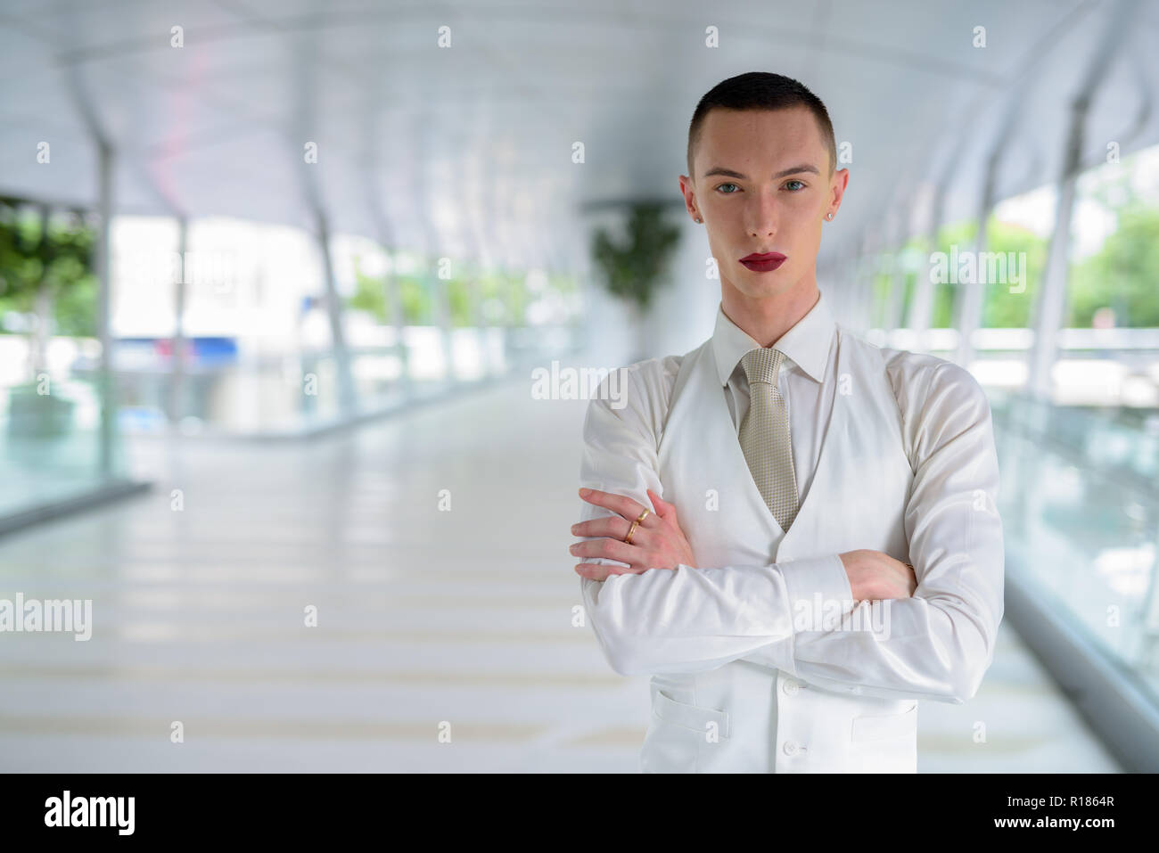 Young businessman wearing LGTB homosexuel androgyne lipstick Banque D'Images