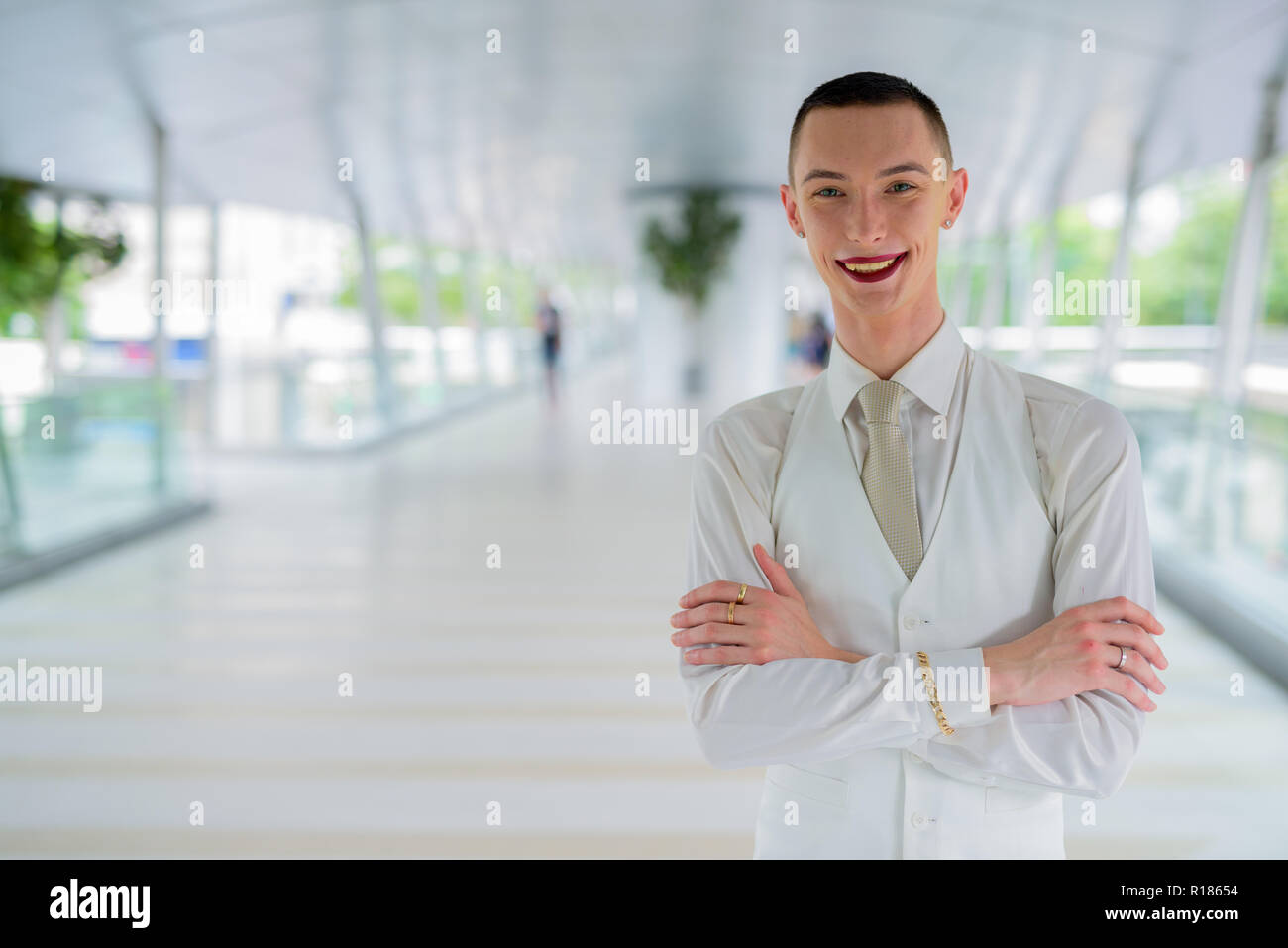 Young businessman wearing LGTB homosexuel androgyne lipstick Banque D'Images