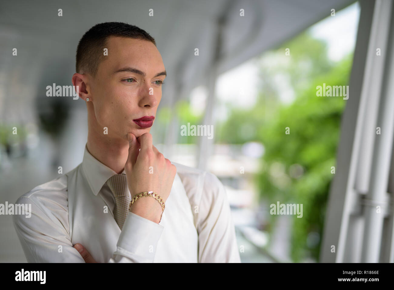 Les jeunes homosexuels homme androgyne LGTB pensée à l'extérieur Banque D'Images
