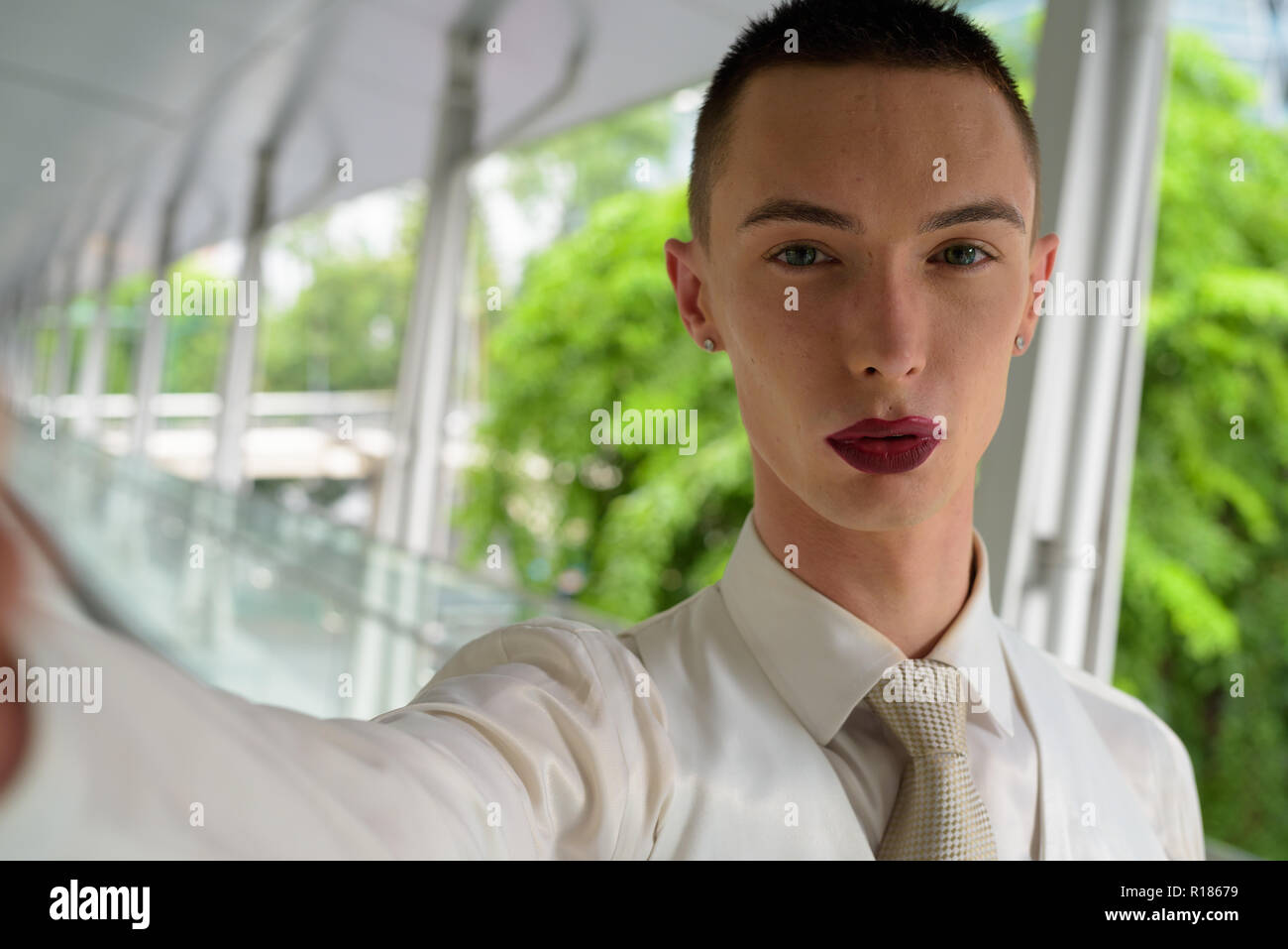 Point de vue personnel de l'homme LGBT homosexuels selfies en tenant Banque D'Images