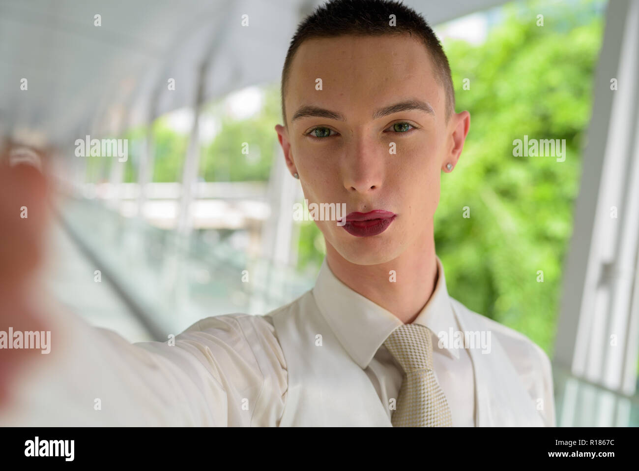 Point de vue personnel de l'homme LGBT homosexuels selfies en tenant Banque D'Images