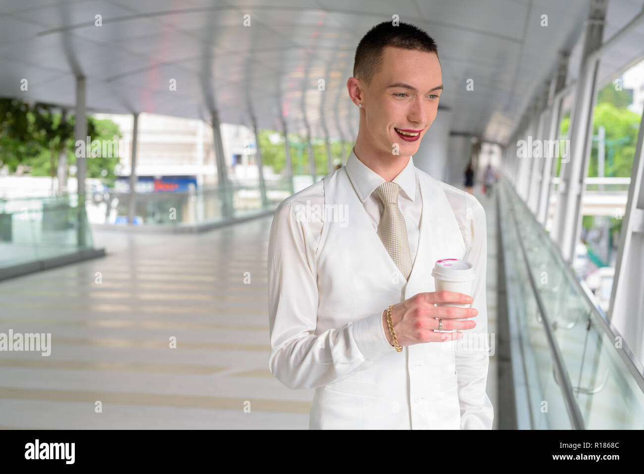 Les jeunes homosexuels androgyne LGTB businessman drinking coffee Banque D'Images