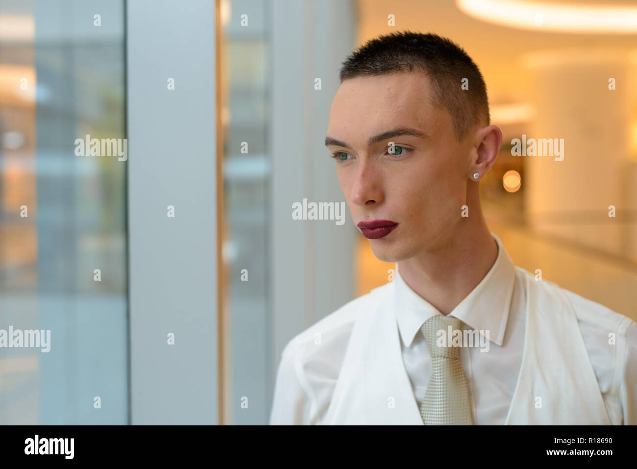 Les jeunes homosexuels androgyne homme à la fenêtre par LGTB Banque D'Images