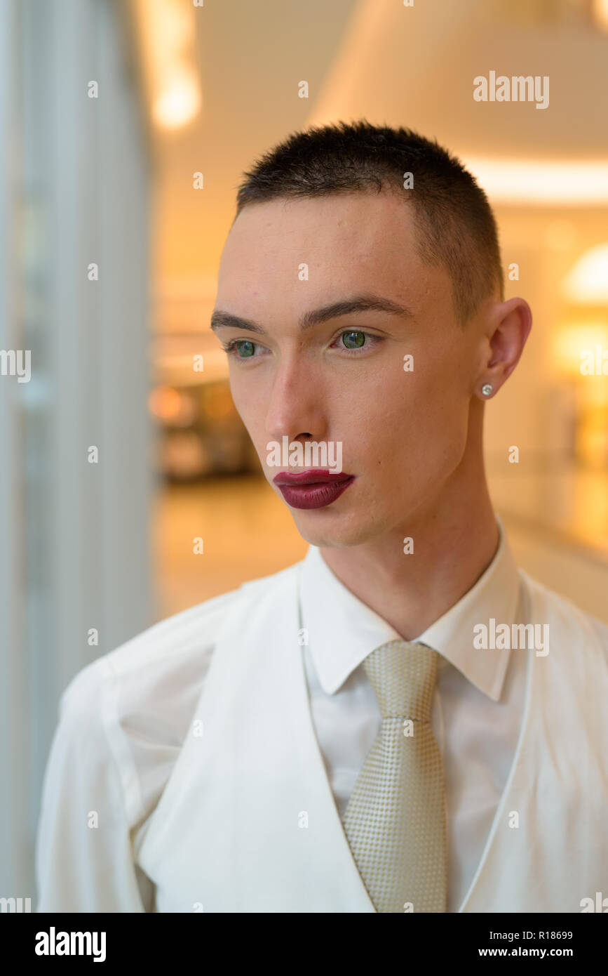 Les jeunes homosexuels androgyne homme à la fenêtre par LGTB Banque D'Images