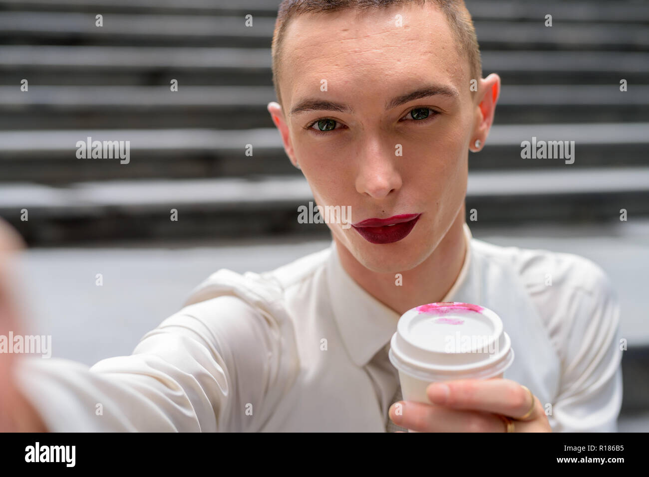 Point de vue personnel des jeunes homosexuels en tenant l'homme androgyne LGTB selfies Banque D'Images