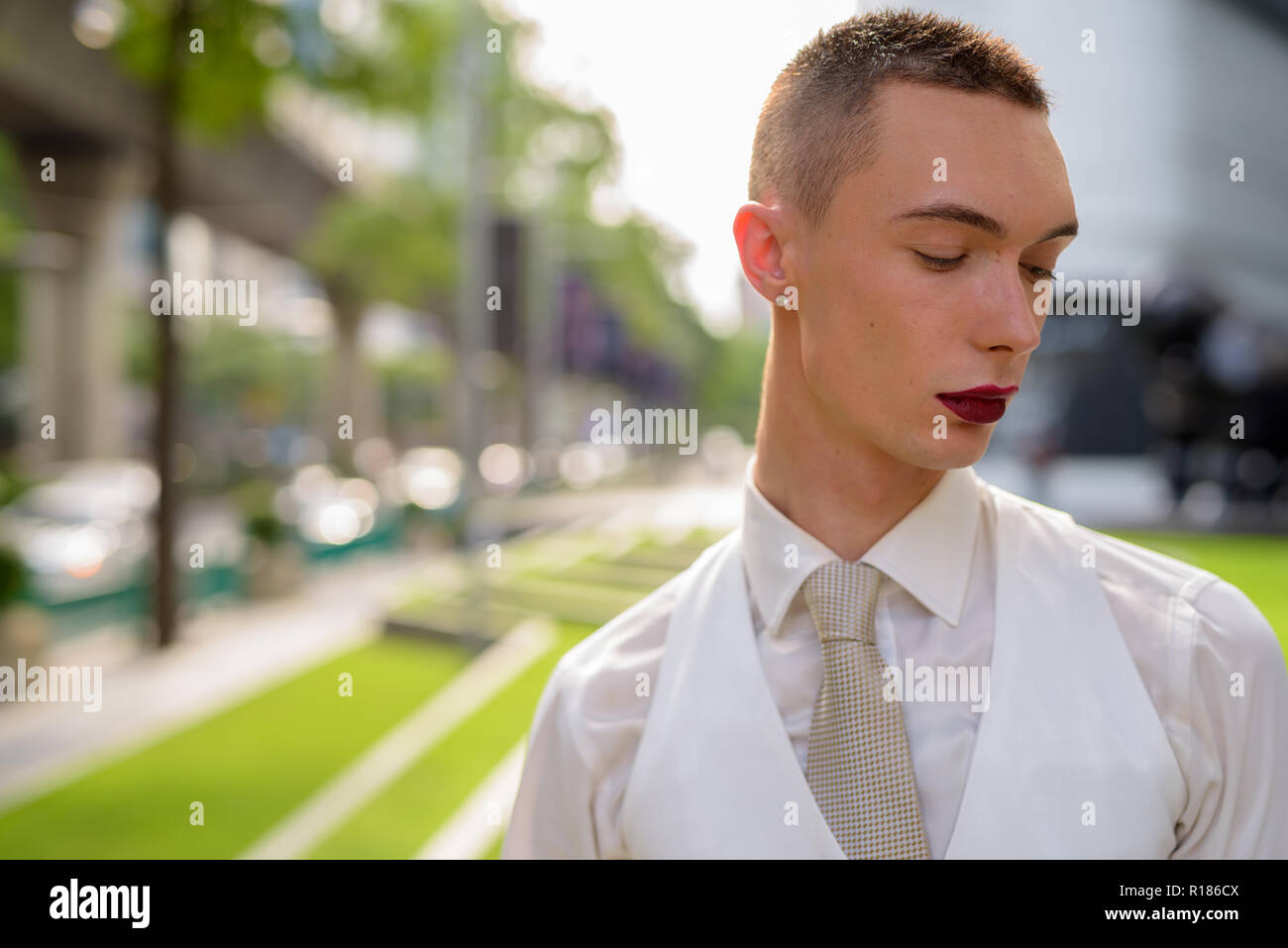 Young businessman wearing LGTB homosexuel androgyne lipstick Banque D'Images
