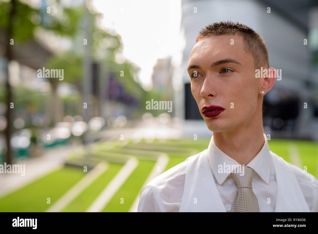 Young businessman wearing LGTB homosexuel androgyne lipstick Banque D'Images