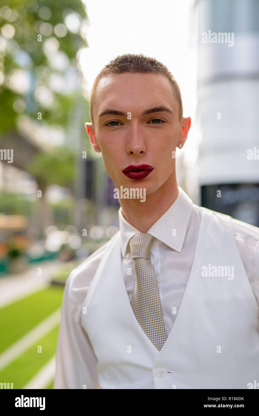 Young businessman wearing LGTB homosexuel androgyne lipstick Banque D'Images