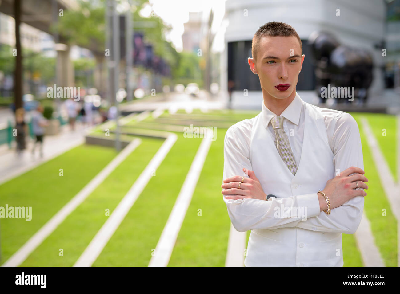 Young businessman wearing LGTB homosexuel androgyne lipstick Banque D'Images