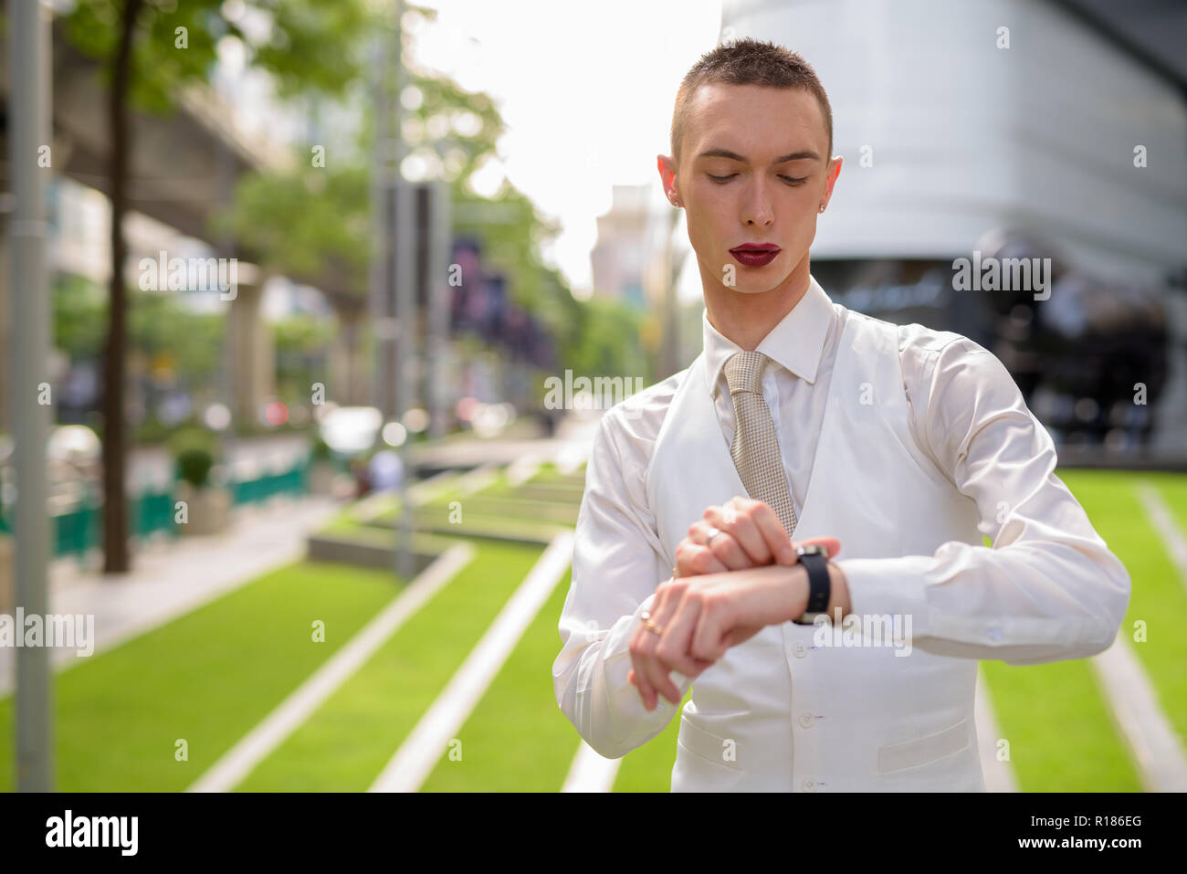 Young businessman wearing LGTB homosexuel androgyne lipstick Banque D'Images