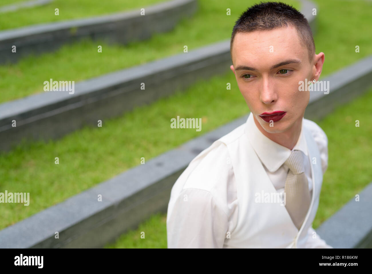 Young businessman wearing LGTB homosexuel androgyne lipstick Banque D'Images