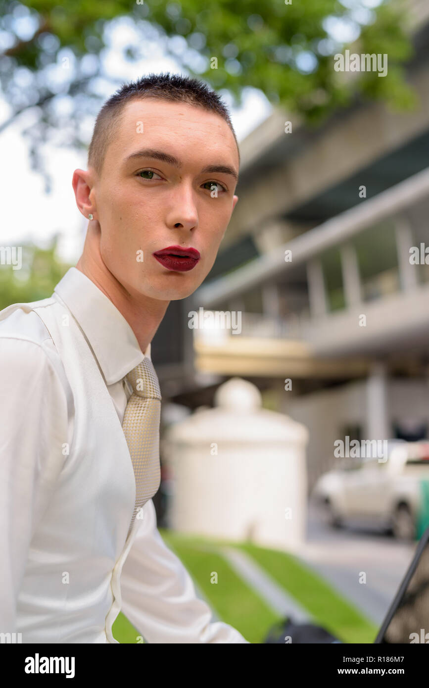 Young businessman wearing LGTB homosexuel androgyne lipstick Banque D'Images