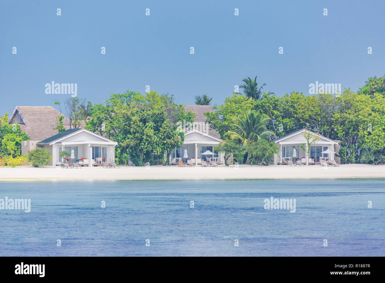 Hôtel Maldives Resort tropical et île avec plage et mer sur sky pour holiday vacation background concept - Boost jusqu'le traitement de la couleur Banque D'Images