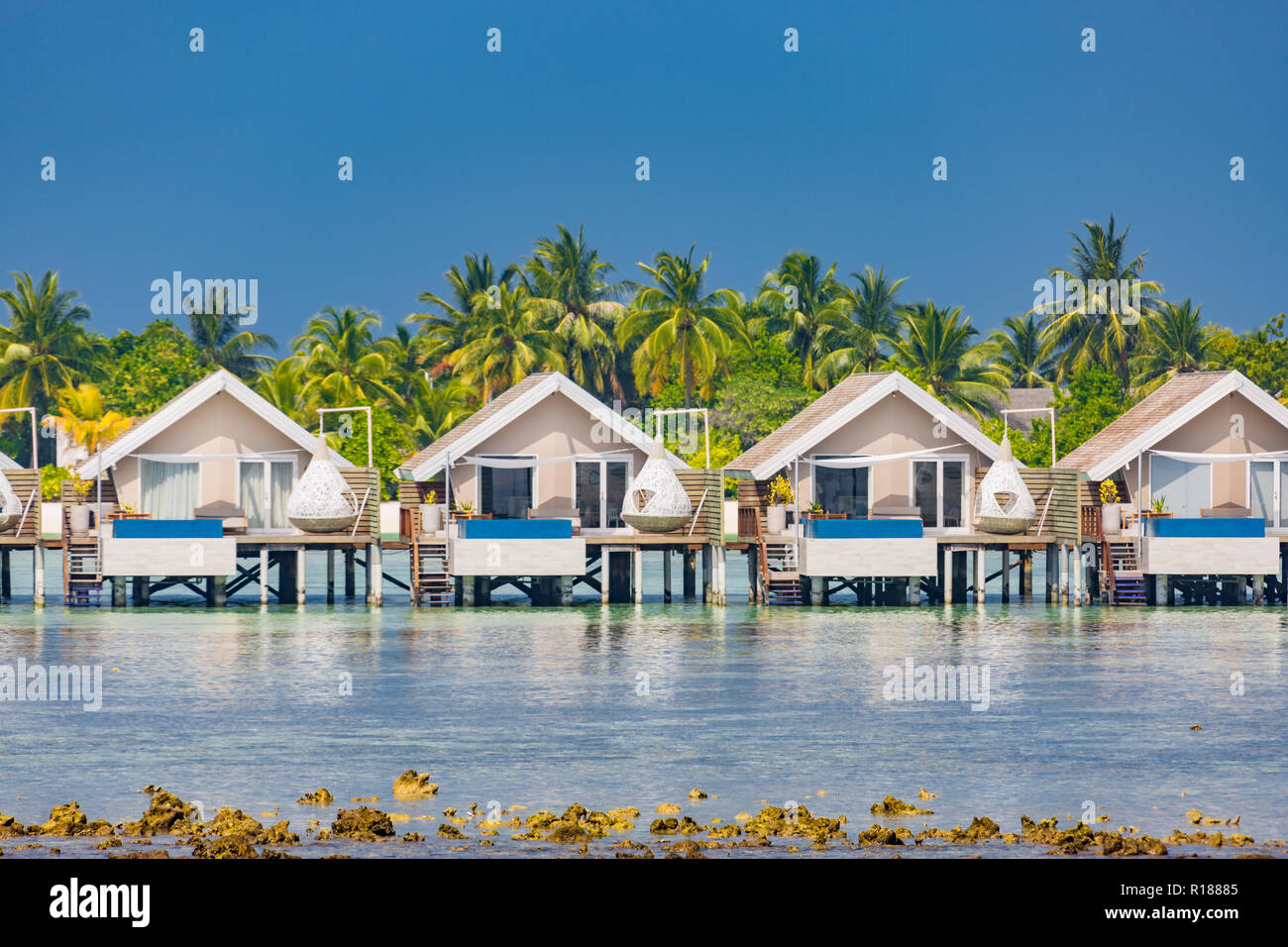Hôtel Maldives Resort tropical et île avec plage et mer sur sky pour holiday vacation background concept - Boost jusqu'le traitement de la couleur Banque D'Images
