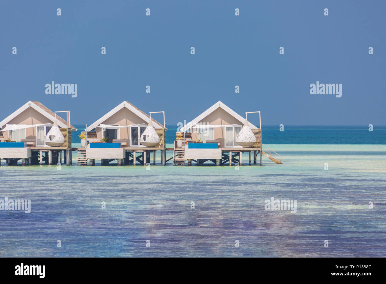 Hôtel Maldives Resort tropical et île avec plage et mer sur sky pour holiday vacation background concept - Boost jusqu'le traitement de la couleur Banque D'Images