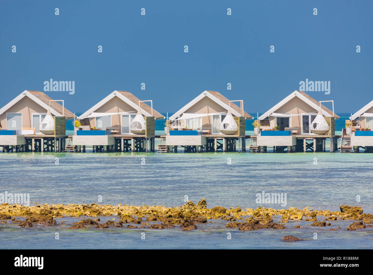 Hôtel Maldives Resort tropical et île avec plage et mer sur sky pour holiday vacation background concept - Boost jusqu'le traitement de la couleur Banque D'Images