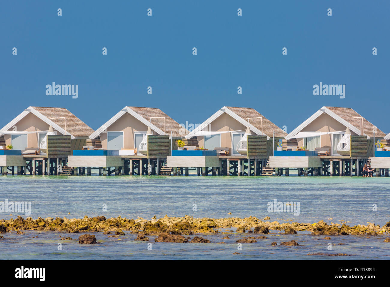 Hôtel Maldives Resort tropical et île avec plage et mer sur sky pour holiday vacation background concept - Boost jusqu'le traitement de la couleur Banque D'Images
