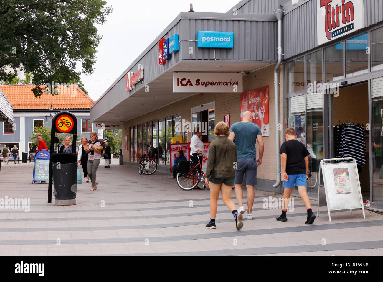 Arboga, Suède - 9 juillet 2018 : Les gens de l'extérieur de la boutiques dans l'Arboga centre-ville. Banque D'Images