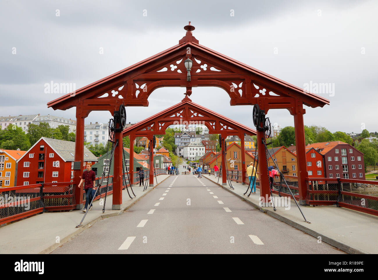 Trondheim, Norvège - 29 mai 2016 : Sur le pont vieux. Banque D'Images