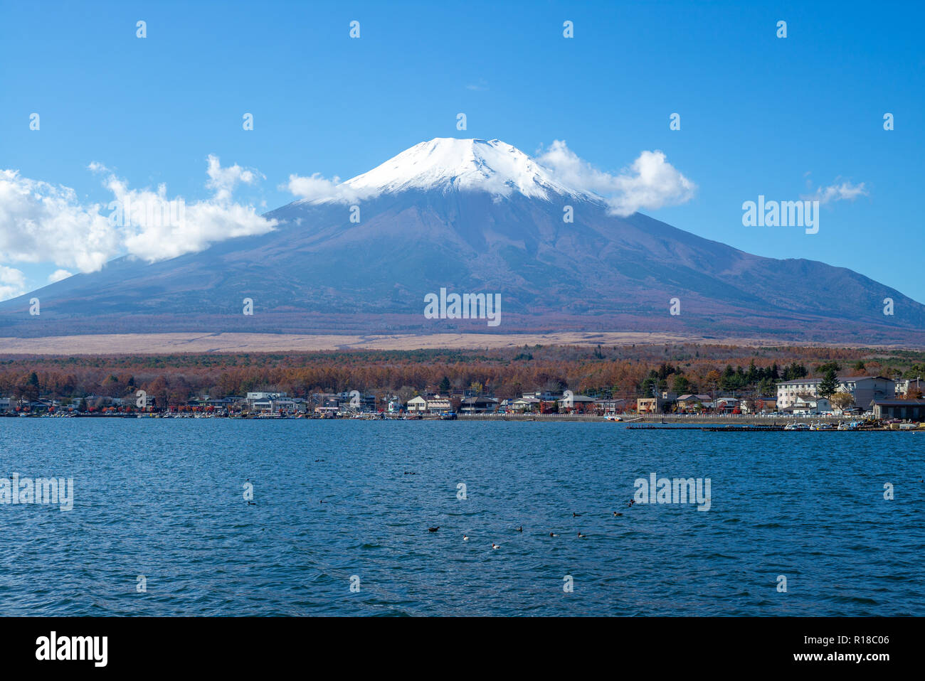 Le Mont Fuji et le lac Yamanaka à Yamanashi, Japon Banque D'Images