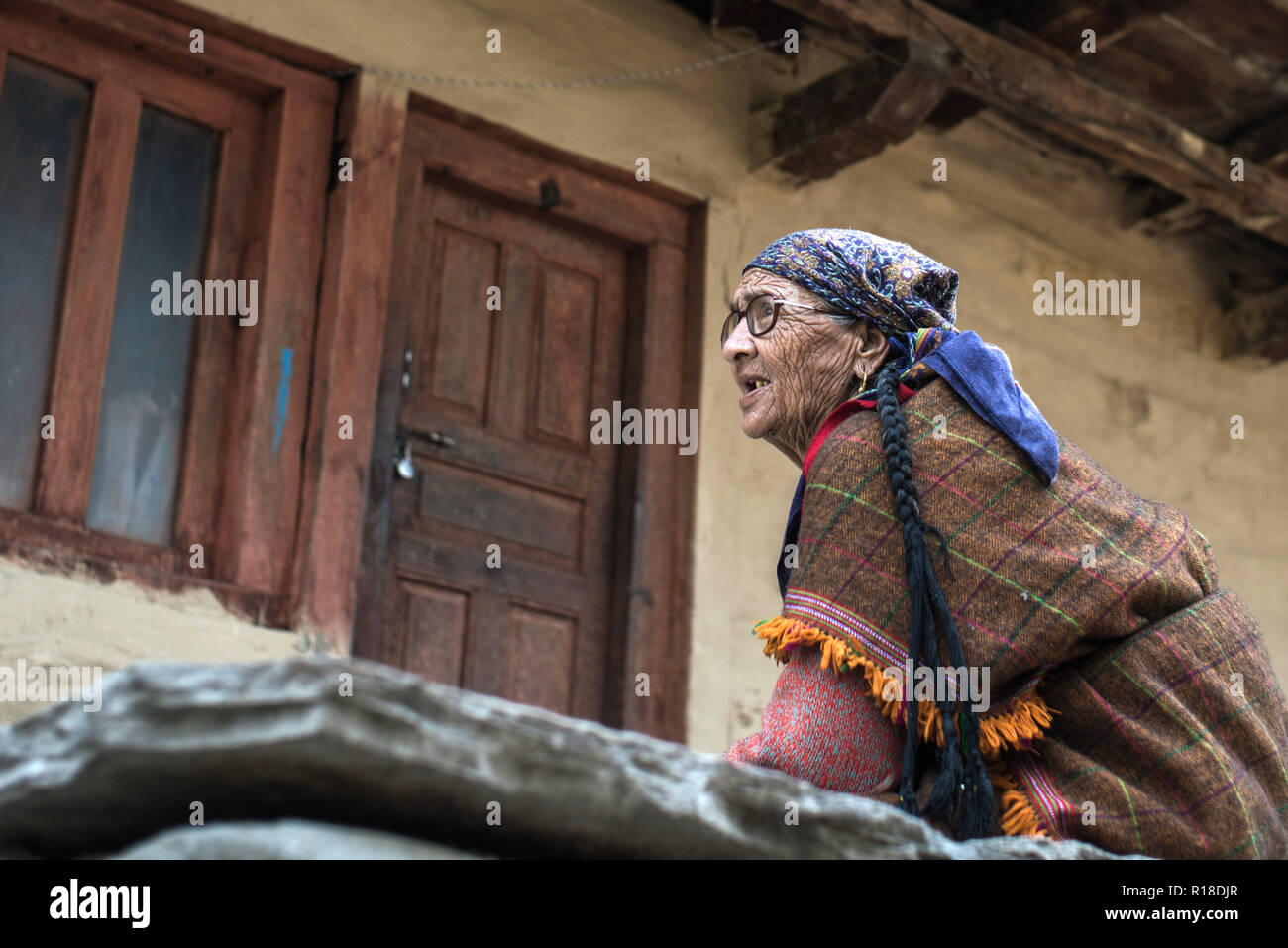 Un portrait de vieille dame en Himalaya Banque D'Images