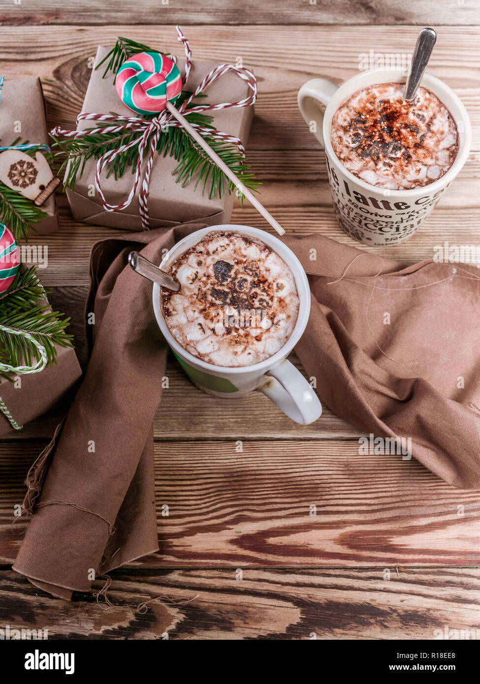 Noël arrière-plan. Café avec les guimauves, cadeaux, branches et sucettes sur fond de bois Banque D'Images