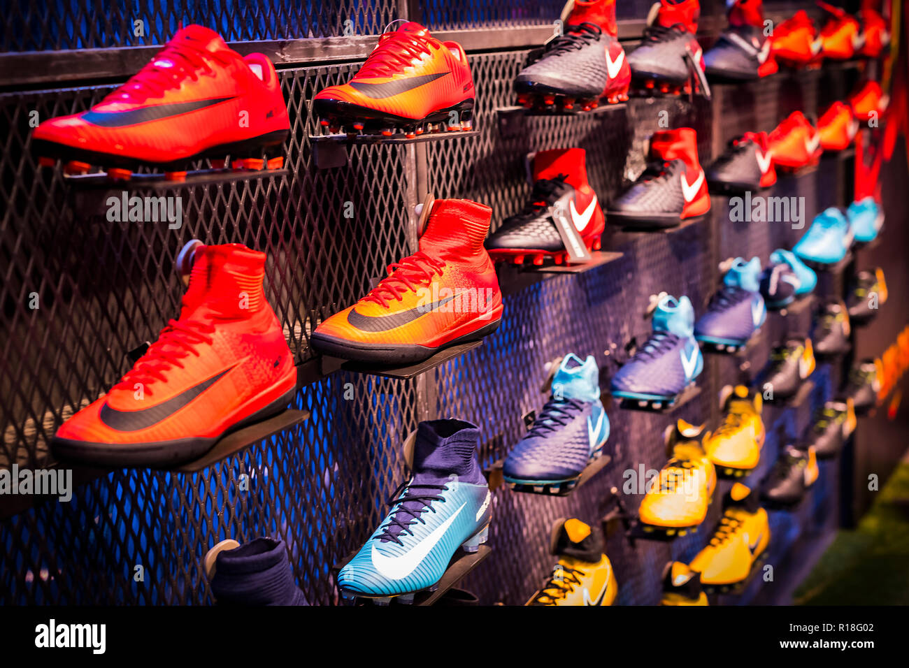 Barcelone, Espagne - 12 janvier 2018 : FC Barcelone Boutique officielle ,  l'habillement et de la chaussure équipe de souvenirs et d'attirail pour les  fans de l'équipe et v Photo Stock - Alamy