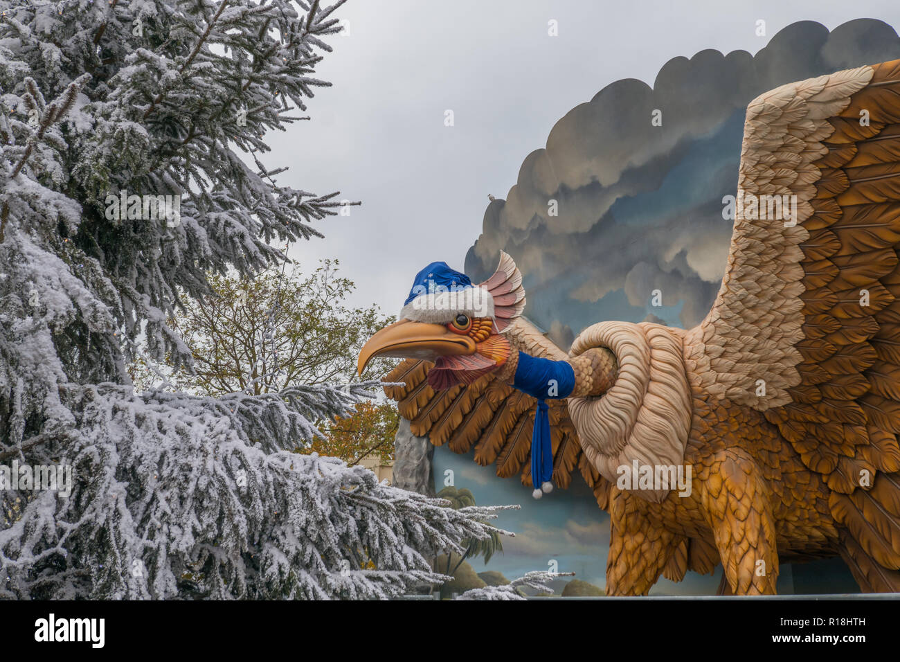 Vogel Rok. WinterEfteling rollercoaster pendant En premier plan de l'arbre  de Noël et décorations, écharpe et bonnet, sur l'aigle Photo Stock - Alamy