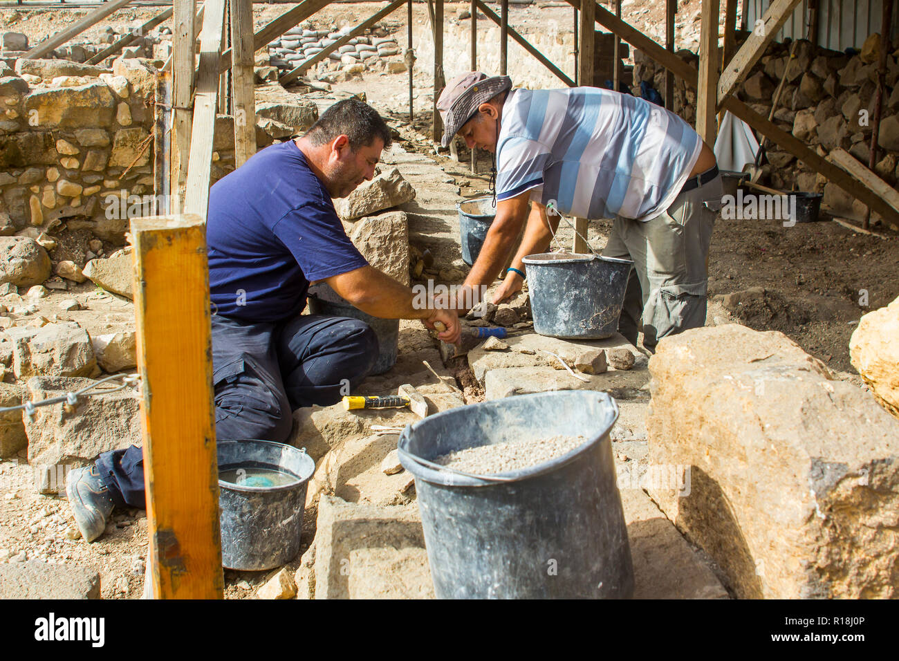 4 mai 2018 commerçants faisant le travail de restauration sur un site découvert récemment à l'ancien village de Magdala en Galilée, Israël. Banque D'Images