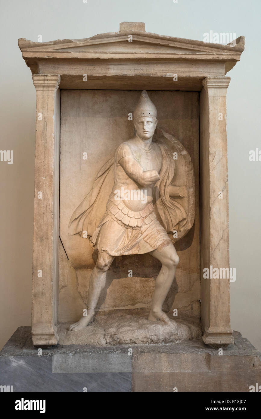 Athènes. La Grèce. D Aristonautes naiskos funéraire, datée de 350-325 BC. Musée National Archéologique d'Athènes. Naiskos Pentelic funéraires en marbre. Fo Banque D'Images