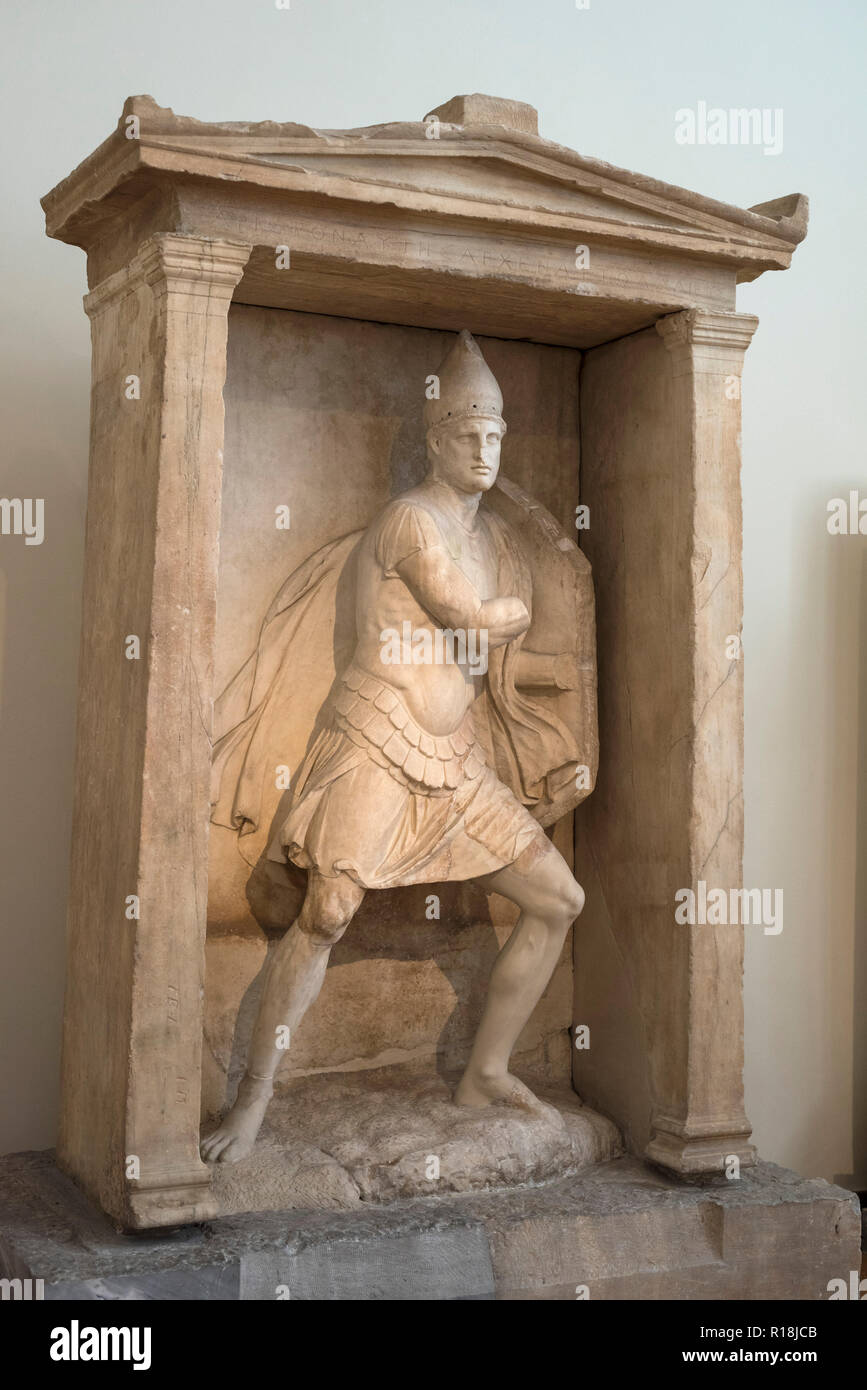 Athènes. La Grèce. D Aristonautes naiskos funéraire, datée de 350-325 BC. Musée National Archéologique d'Athènes. Naiskos Pentelic funéraires en marbre. Fo Banque D'Images