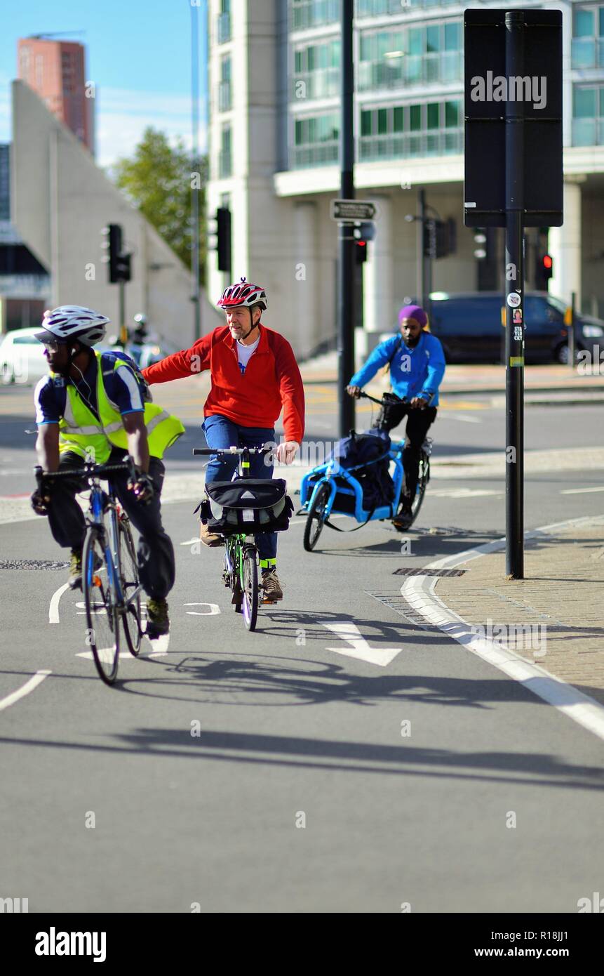 Londres, Angleterre, Royaume-Uni. cycle Riders créer leur propre marque de trafic dans une bande cyclable dans le quartier de Lambeth Lonodn. Banque D'Images