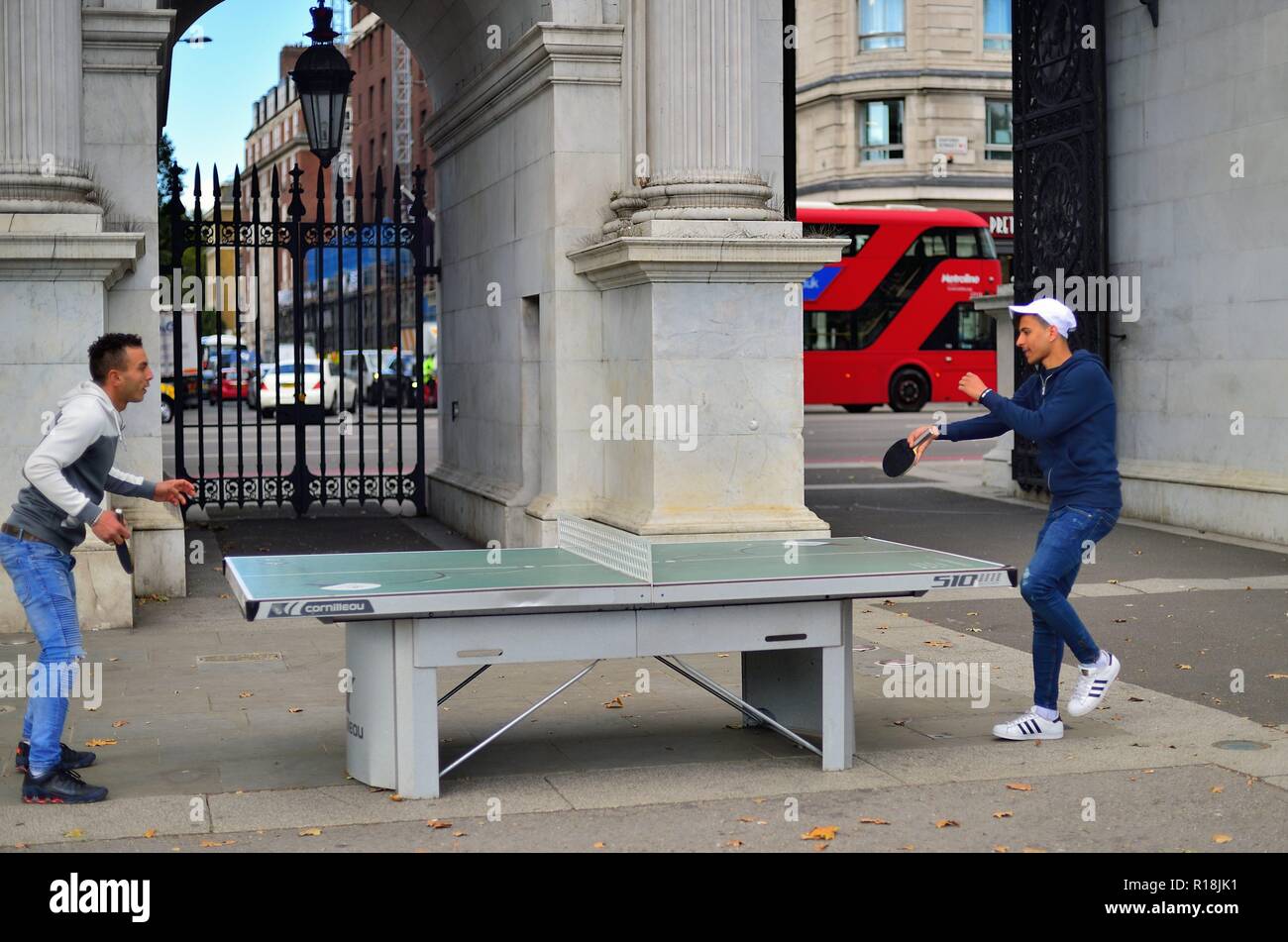 Londres, Angleterre, Royaume-Uni. Deux hommes profiter d'un concours de ping-pong au pied de Marble Arch. Banque D'Images