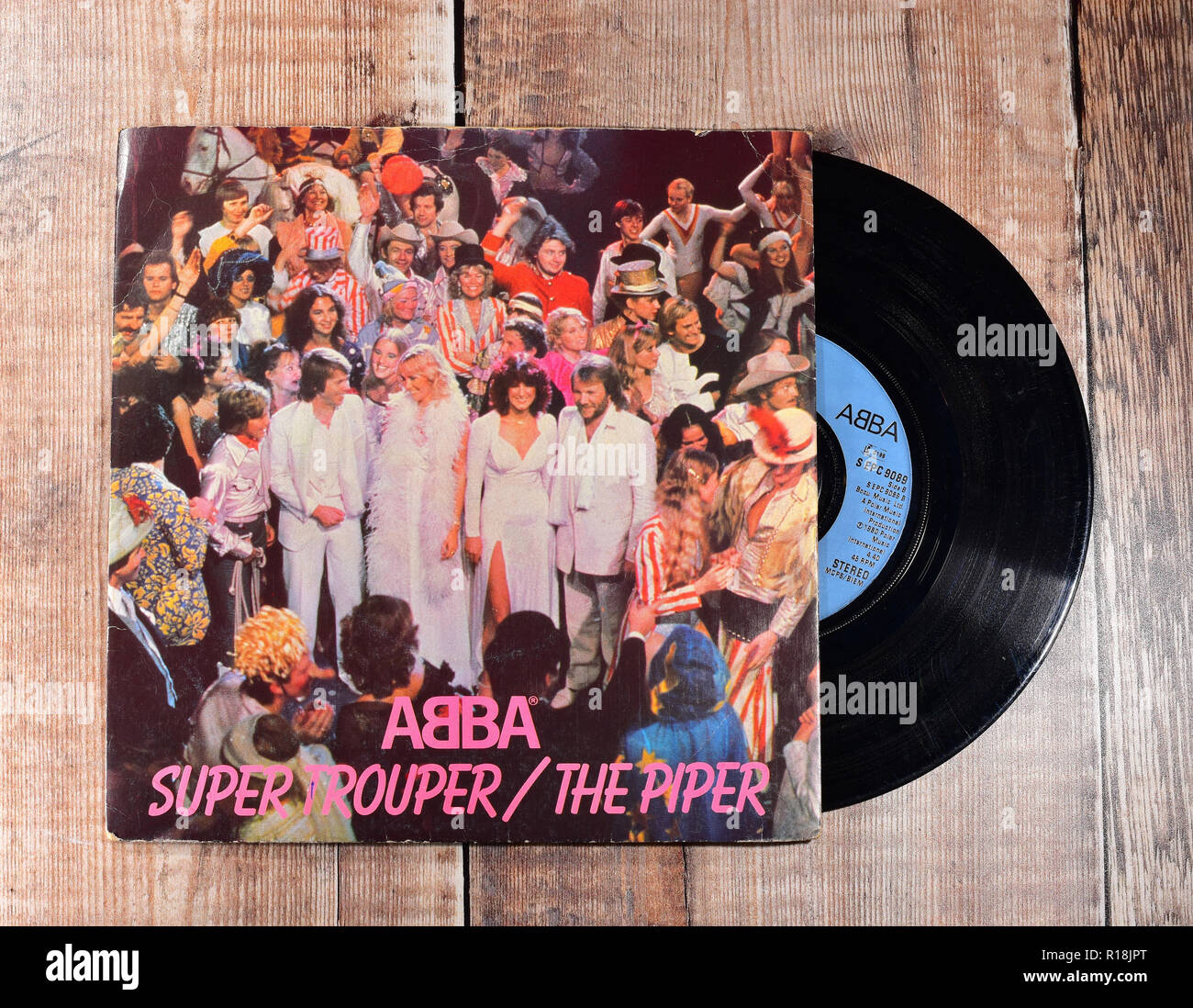 Abba 7inch single, "Super Trouper / The Piper' notice sur un fond de bois produits en 1980 Banque D'Images