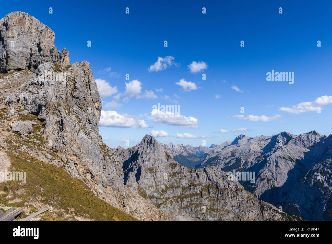 Panoramaweg Passamani Passamani ou sentier de randonnée, Karwendelbahn, Mittenwald, Karwendelgebirge ou montagnes du Karwendel, les Alpes, Bavière, Allemagne Banque D'Images