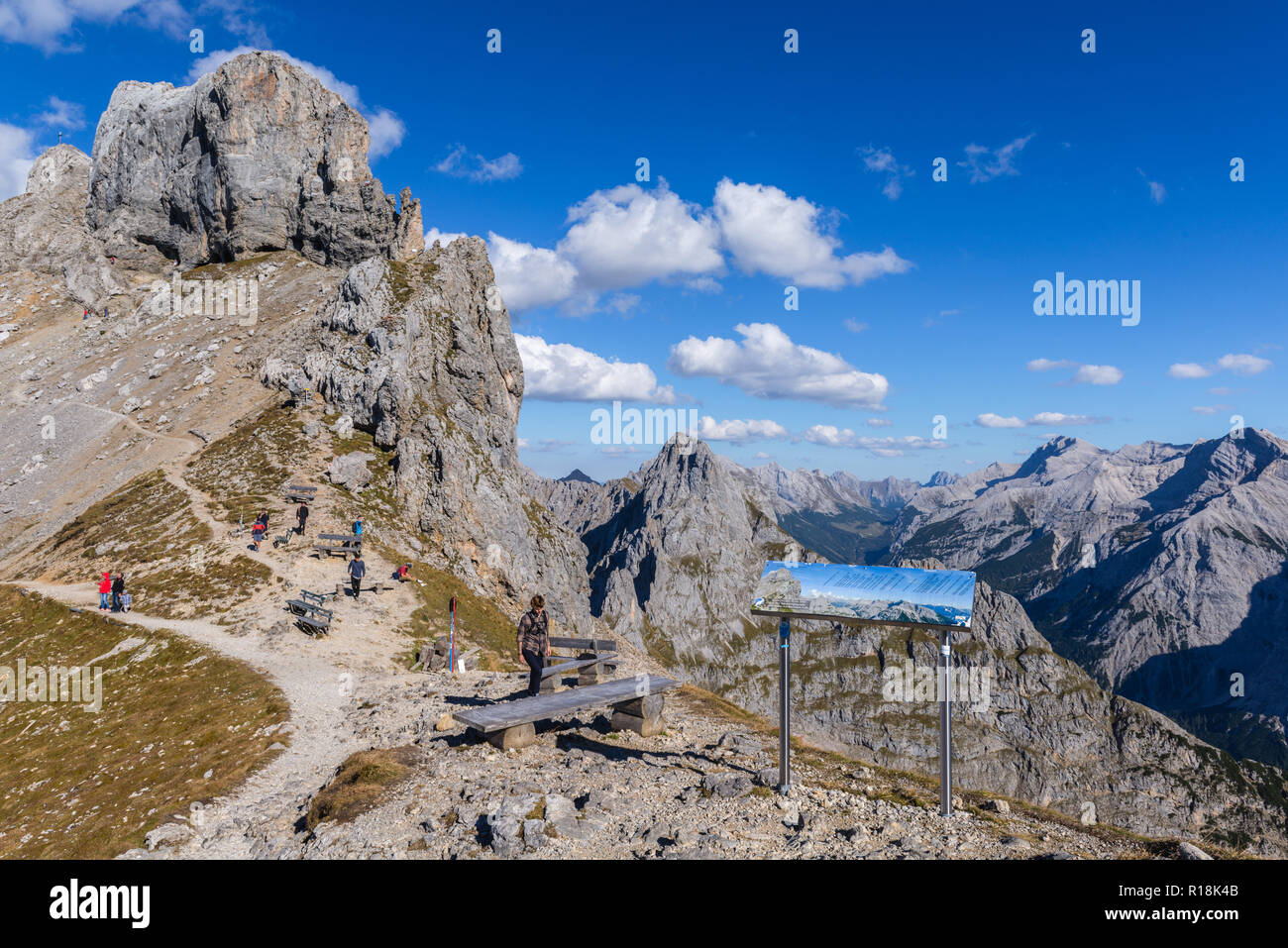 Panoramaweg Passamani Passamani ou sentier de randonnée, Karwendelbahn, Mittenwald, Karwendelgebirge ou montagnes du Karwendel, les Alpes, Bavière, Allemagne Banque D'Images