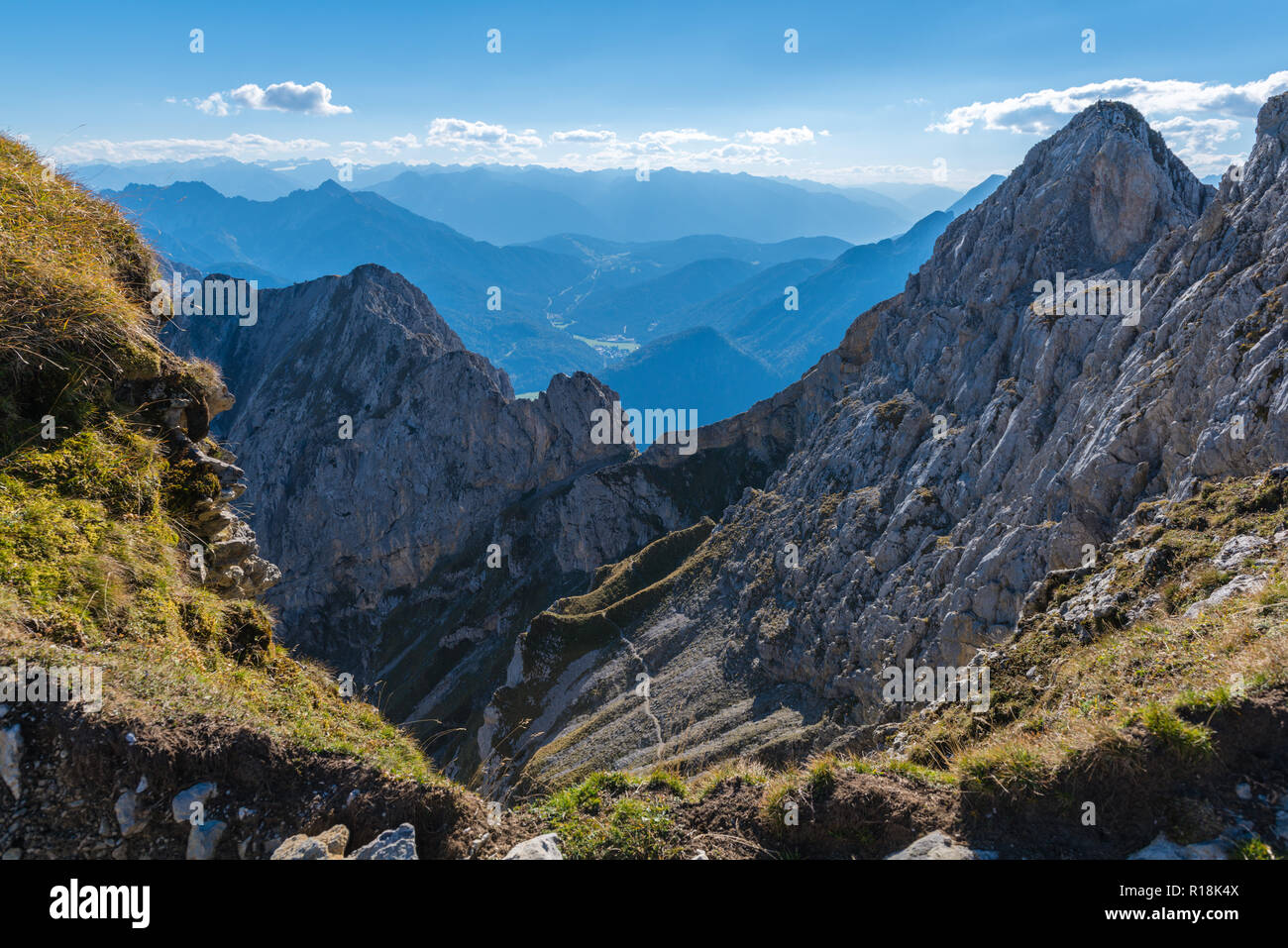 Panoramaweg Passamani Passamani ou sentier de randonnée, Karwendelbahn, Mittenwald, Karwendelgebirge ou montagnes du Karwendel, les Alpes, Bavière, Allemagne Banque D'Images