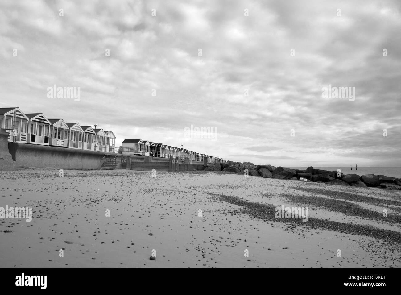 Image en noir et blanc de cabanes de plage de Southwold, Suffolk, Angleterre, Banque D'Images